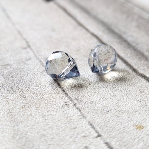 Perles briolettes poires goutte à facettes verre transparent bleuté reflets multicolores 10x8mm x2