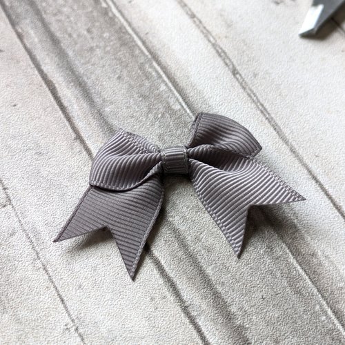 Noeud ruban de satin en polyester gris 40x60mm environ x1