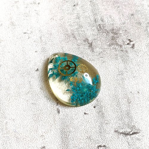 Pendentif fait main goutte fleur séchée bleu résine engrenages libellule modèle 2 28x21mm unique