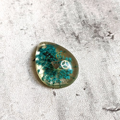 Pendentif fait main goutte fleur séchée bleu résine engrenages libellule modèle 3 28x21mm unique