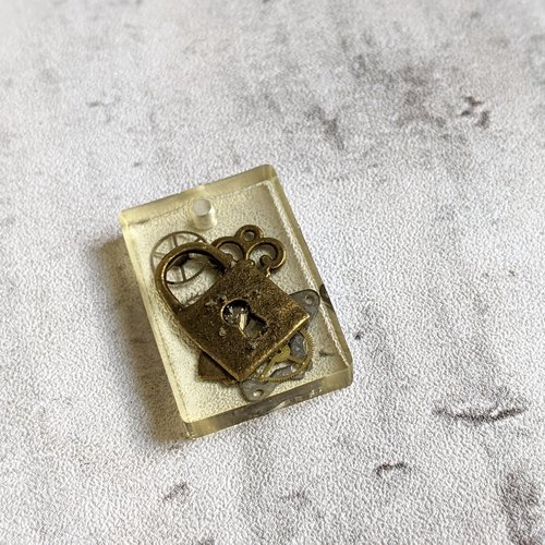 Pendentif rectangle fait main résine lapin blanc alice steampunk engrenages noeud 45x20mm x1