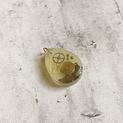Pendentif goutte résine steampunk transparent inclusions pièces de montre phosphorescent 26x12mm unique