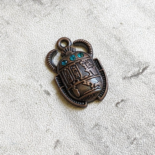 Breloque scarabée égyptien métal cuivre strass verre bleu vert foncé 25x16 x1
