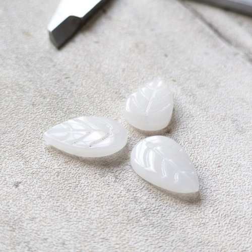 Perles pétales feuilles en verre blancl 11x18 mm x3