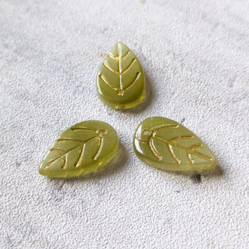 Perles pétales feuilles en verre kaki 11x18 mm x3