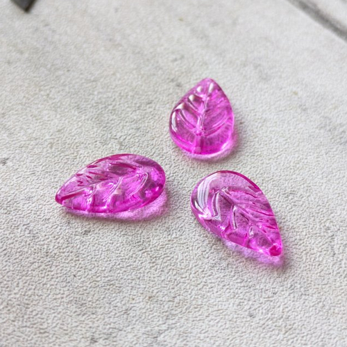 Perles pétales feuilles en verre rose fuschia translucide 11x18 mm x3