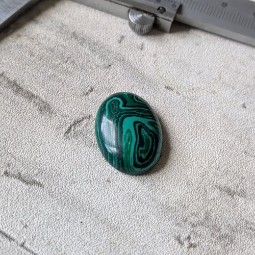 Cabochon ovale en malachite synthétique 25x18mm x1