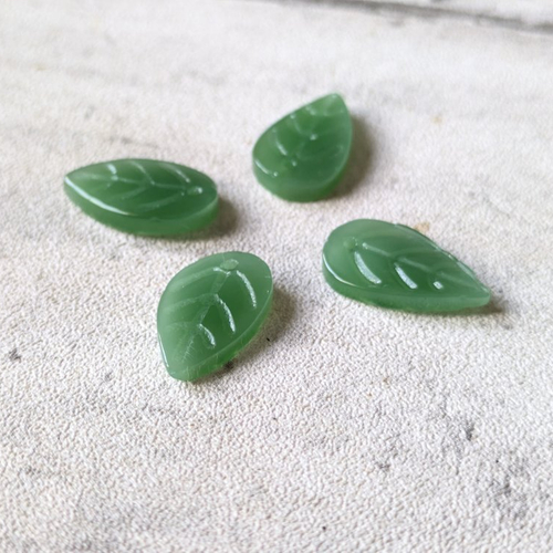 Perles pétales feuilles en verre vert opaque 11x18 mm x4