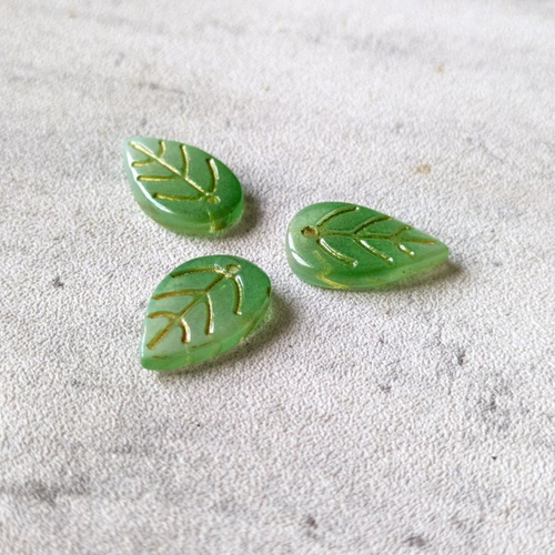 Perles pétales feuilles en verre vert paillettes dorés 11x18 mm x3