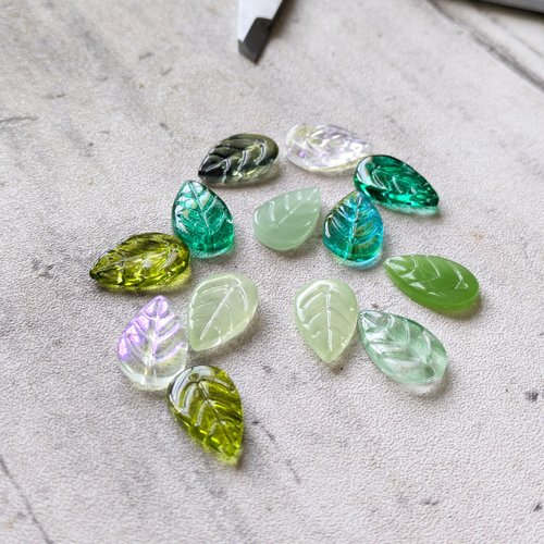 Lots perles pétales feuilles en verre couleurs multiples 11x18 mm x13