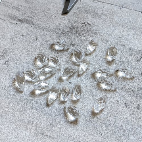 Perles goutte briolettes à facette en verre transparent 12x6mm x10