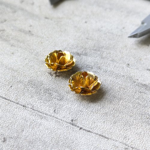 Coupelles/calottes fleurs en cuivre doré ajourées diamètre 14 mm pour perle 6 mm x2