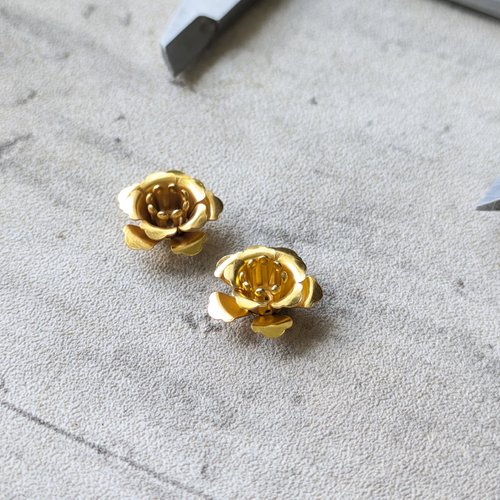 Coupelles/calottes fleurs en cuivre doré ajourées diamètre 14 mm pour perle 7/8mm x2