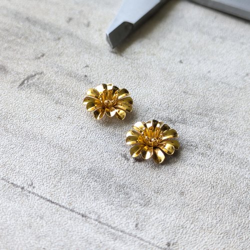 Coupelles/calottes fleurs en cuivre or ajourées diamètre 13 mm pour perle 6mm x2