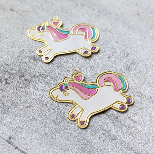 Estampe breloque licorne cuivre laitonné doré émail blanc multicolore 35x24mm x1