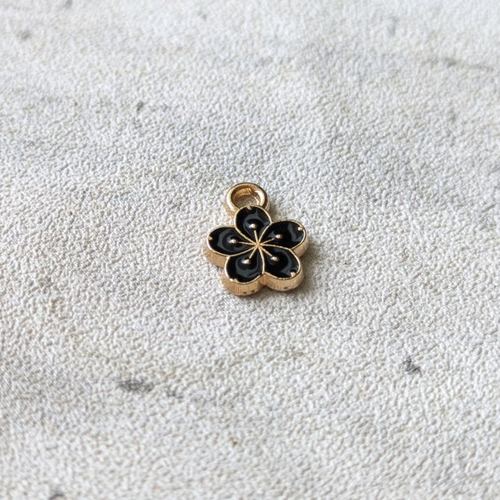 Breloque fleur métal doré émail noir 11x9mm x1