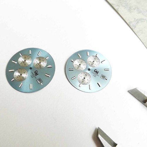 2 vrais cadrans de montre bleu clair laiton et aluminium, diamètre 3 cm