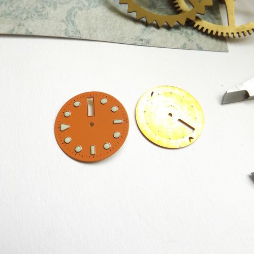 2 vrais cadrans de montre orange émaillé, phosphorescence luminova ®* sur index, 2,9 cm de diamètre