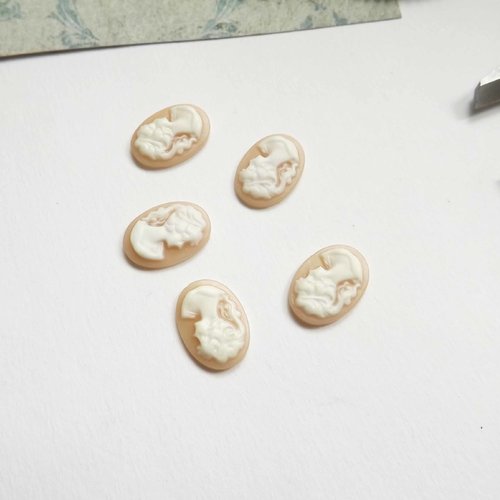 10 petits cabochons style camée en résine époxy blanc et rose crème, 1,3 x 1,9 cm