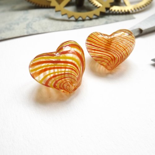 Perles en verre filées au chalumeau forme coeur jaune et orange rayées, 2 x 2,4 x 1,5 cm x2
