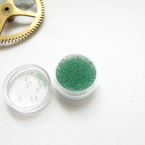 Environ 500 mini billes en verre pour créations de bijoux en résine uv ou époxy, vert reflets multicolores