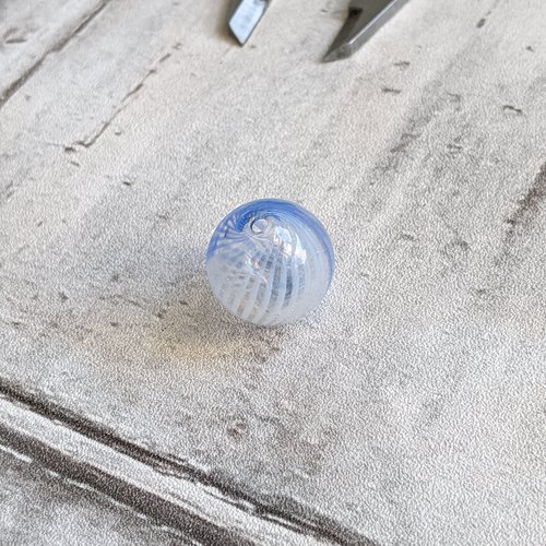 Une perle en verre soufflée artisanalement bleue blanche transparent rayéee 2 cm