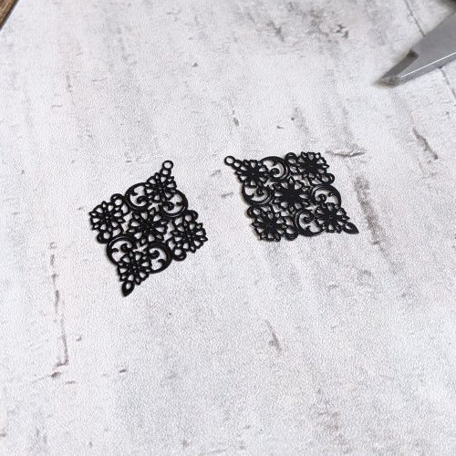 Estampes pendentifs filigrane losange noir émail 38x30 mm x2