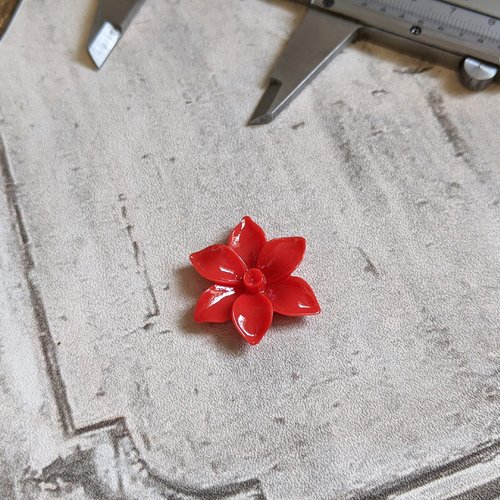 Cabochon grande fleur rouge en plastique brillant 30 mm