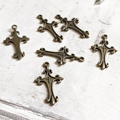 Breloques pendentifs croix chrétienne métal bronze 3,2x1,8cm x6