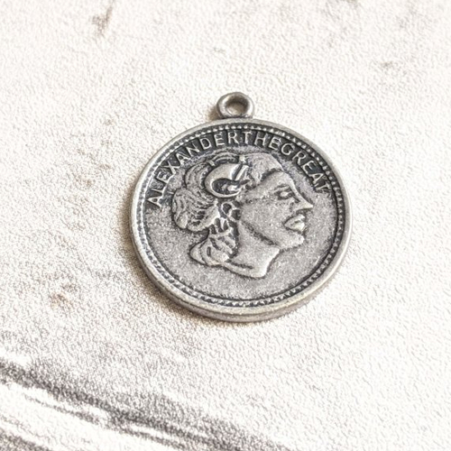 Breloque pièce de monnaie métal argenté style romain 23x27mm x1 destockage