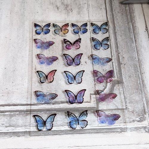 Planche à découper feuille plastique imprimée 19 papillons colorés pour résine