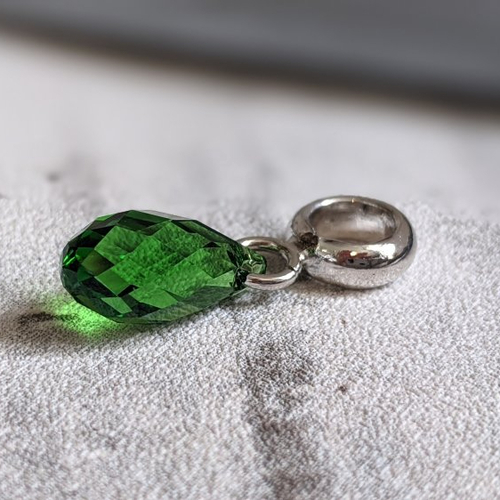 Pendentif en cristal autrichien vert excellente qualité et bélière en acier inox x1