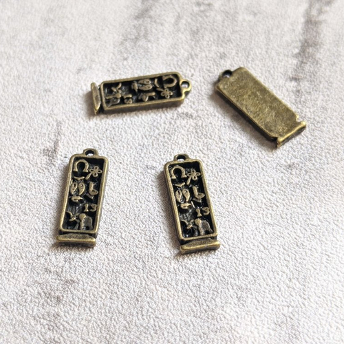 Breloques tablette égyptienne hiéroglyphes métal bronze14x5mm x4
