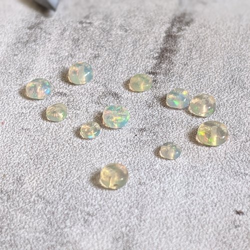 Perles chips petites en opale éthiopienne naturelle reflets de feu 3-4mm x11