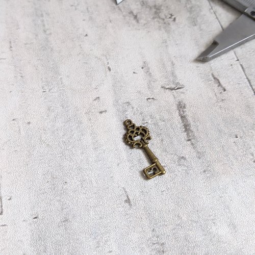 Breloque petite clé art déco métal bronze 28x11mm x1