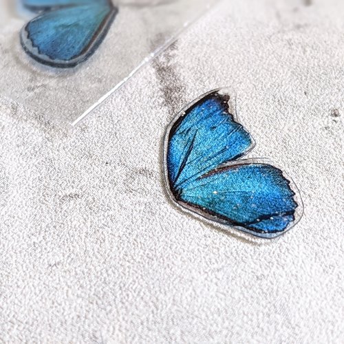 Breloques pendentifs ailes de papillons bleues papier plastifié résine 27x13 mm x2 (1 paire)