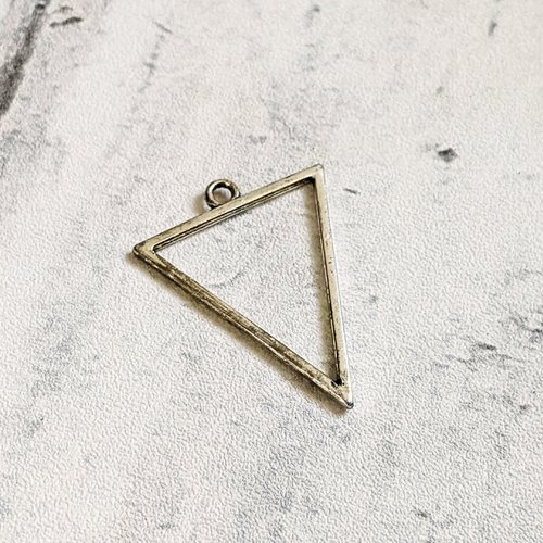 Pendentif breloque triangle ajouré métal argenté pour créations résine 35x27mm x1 destockage