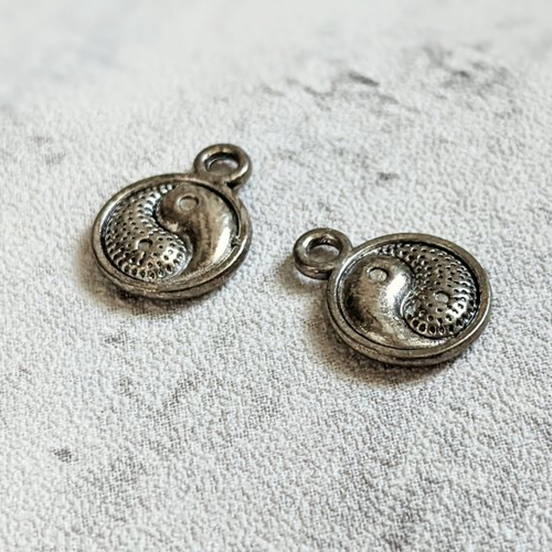 Breloques médailles yin yang métal argenté 13x10mm x2