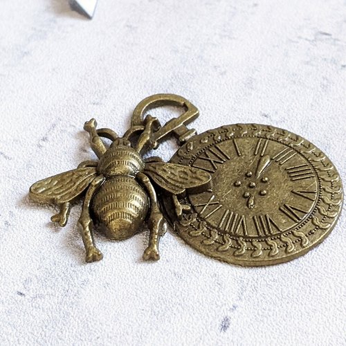 Pendentif breloque abeille avec montre gousset métal bronze 40x41mm x1