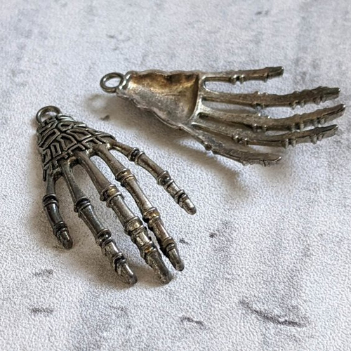 Breloques pendentifs main squelette doigts fins métal argenté 41x21mm x2