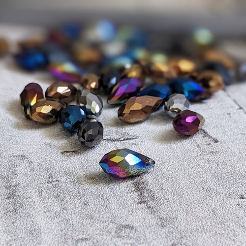 Perles gouttes cristal de verre à facettes multicolores effet métallisé 12x6mm x5