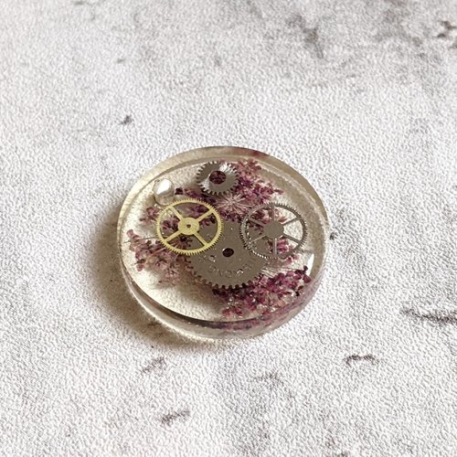 Pendentif rond résine fleur séchée violet engrenages de montre steampunk 25 mm unique