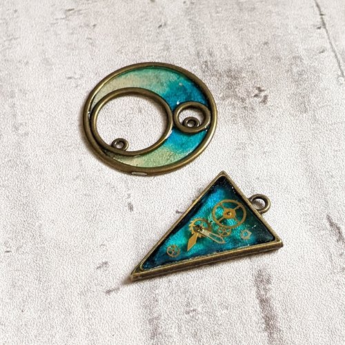 Connecteur et pendentif résine bleue métal bronze triangle engrenages