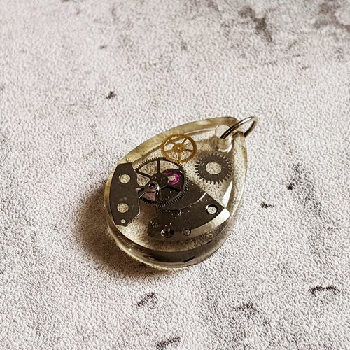 Pendentif goutte résine steampunk transparent inclusions pièces de montre 26x12mm unique