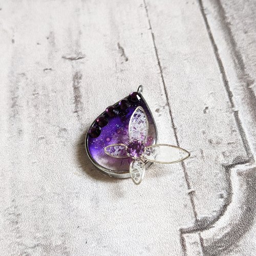 Pendentif fait main goutte résine métal argenté papillon dentelle blanche strass cristal violet mini billes 37x25mm x1 unique