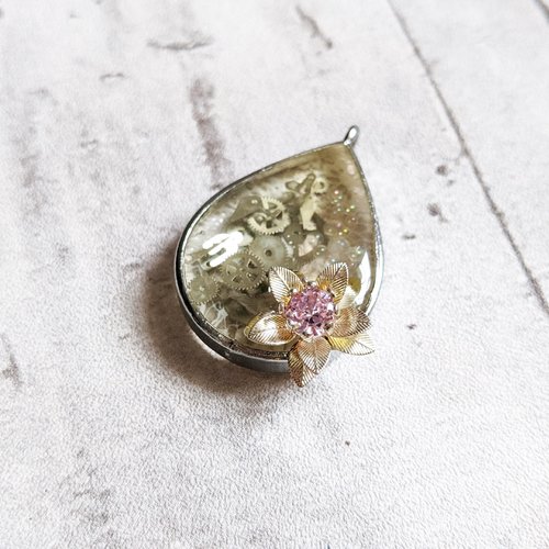 Pendentif goutte steampunk effet dentelle blanche fleur argent cristal verre rose engrenages 38x25mm unique