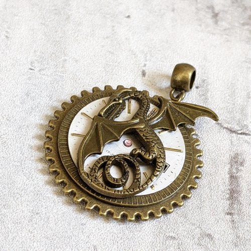 Pendentif steampunk rond engrenage cadran montre dragon métal bronze 55x40mm