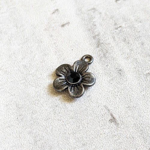 Breloque fleur métal argent vieilli strass noir verre 17x13mm x1