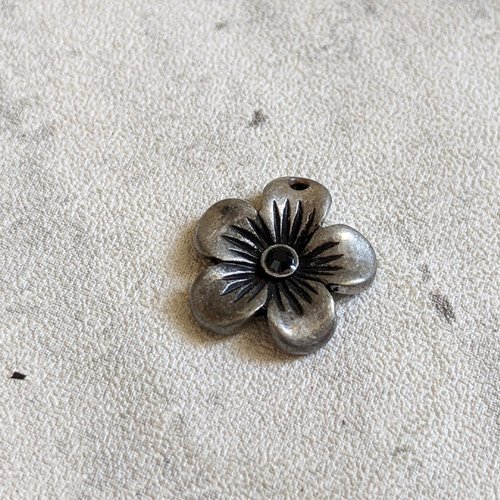 Breloque fleur métal argent antique strass acrylique noir 15 mm x1