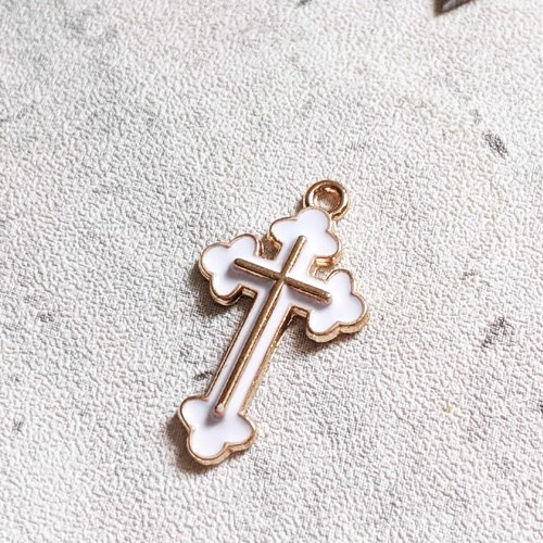 Breloque croix religieuse émail blanc métal doré 25x14mm x1